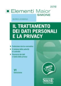Blatta con le ali emerge da un crepaccio, indicando la necessità di un trattamento antiparassitario