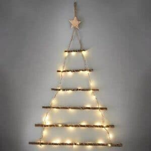 Immagine di un albero di larice illuminato di notte con le decorazioni natalizie, un Faro in lontananza e una Torre sullo sfondo, che annuncia linizio di un festival di Fuochi dArtificio a Natale Con la sua Candeliera e Lampade, lalbero di Natale si illumina di una magia di luci e colori