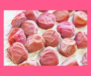 Una prugna salata Giapponese è una delizia culinaria unica, che unisce lintensità delle prugne con la delicatezza dei fiori e delle piante Unesperienza gustativa che mescola sapori dolci e salati, tra cui le rose, che rende questo cibo unico e speciale