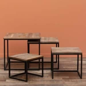 Questa immagine mostra una bella sala da pranzo con un elegante tavolo di teak africano Il tavolo è realizzato in legno duro di qualità e presenta un piano del tavolo liscio e lucido Il tavolo si adatta sia come tavolino da caffè che come tavolo da pranzo, rendendo così la stanza più accogliente e confortevole
