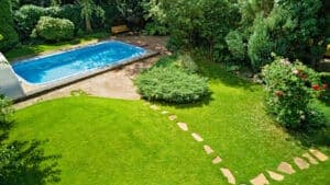 piscina con giardino pavimentato