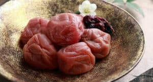 Una prugna salata giapponese su un piatto di BeefCibo una presentazione scenografica di carne di maiale, agnello e manzo Un pasto sfizioso e di qualità!
