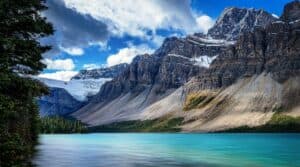 La scenografia incantevole della natura allaperto labete roccioso, il lago con lacqua cristallina, il cielo azzurro e le montagne come sfondo, si uniscono insieme in un panorama mozzafiato Unesperienza unica e irripetibile per apprezzare la bellezza della SkyPaesaggio