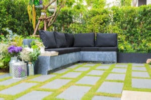 salotto nel giardino pavimentato
